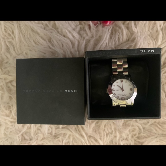 Marc Jacobs Silver Watch. Never worn perfect condition and original packaging - Picture 2 of 3